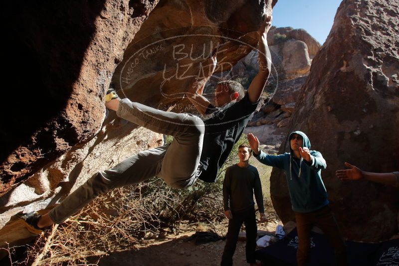 Bouldering in Hueco Tanks on 12/15/2019 with Blue Lizard Climbing and Yoga
Filename: SRM_20191215_1509560.jpg
Aperture: f/5.6
Shutter Speed: 1/400
Body: Canon EOS-1D Mark II
Lens: Canon EF 16-35mm f/2.8 L