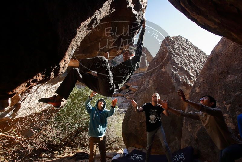 Bouldering in Hueco Tanks on 12/15/2019 with Blue Lizard Climbing and Yoga
Filename: SRM_20191215_1510560.jpg
Aperture: f/4.5
Shutter Speed: 1/400
Body: Canon EOS-1D Mark II
Lens: Canon EF 16-35mm f/2.8 L