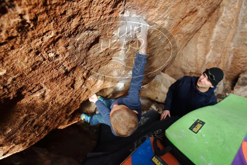 Bouldering in Hueco Tanks on 12/23/2019 with Blue Lizard Climbing and Yoga
Filename: SRM_20191223_1527120.jpg
Aperture: f/4.0
Shutter Speed: 1/250
Body: Canon EOS-1D Mark II
Lens: Canon EF 16-35mm f/2.8 L
