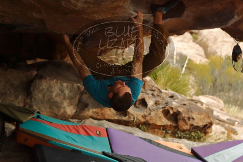 Bouldering in Hueco Tanks on 12/24/2019 with Blue Lizard Climbing and Yoga
Filename: SRM_20191224_1602090.jpg
Aperture: f/4.0
Shutter Speed: 1/250
Body: Canon EOS-1D Mark II
Lens: Canon EF 50mm f/1.8 II