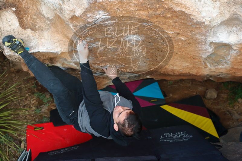 Bouldering in Hueco Tanks on 12/28/2019 with Blue Lizard Climbing and Yoga
Filename: SRM_20191228_1642130.jpg
Aperture: f/5.0
Shutter Speed: 1/250
Body: Canon EOS-1D Mark II
Lens: Canon EF 50mm f/1.8 II