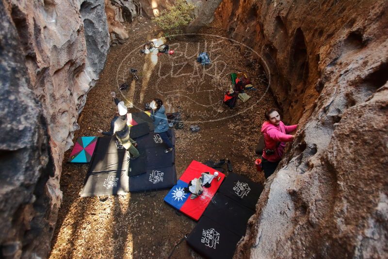 Bouldering in Hueco Tanks on 12/30/2019 with Blue Lizard Climbing and Yoga
Filename: SRM_20191230_1646170.jpg
Aperture: f/2.8
Shutter Speed: 1/160
Body: Canon EOS-1D Mark II
Lens: Canon EF 16-35mm f/2.8 L