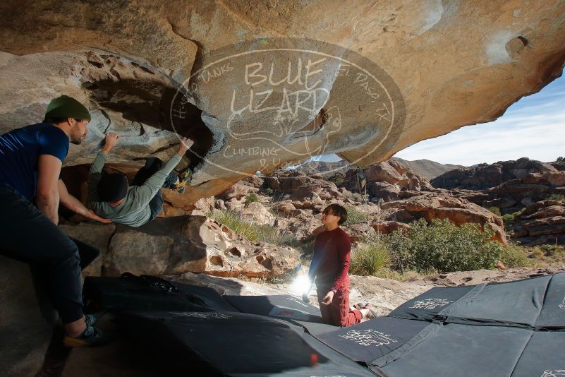 Bouldering in Hueco Tanks on 01/12/2020 with Blue Lizard Climbing and Yoga
Filename: SRM_20200112_1332330.jpg
Aperture: f/8.0
Shutter Speed: 1/250
Body: Canon EOS-1D Mark II
Lens: Canon EF 16-35mm f/2.8 L