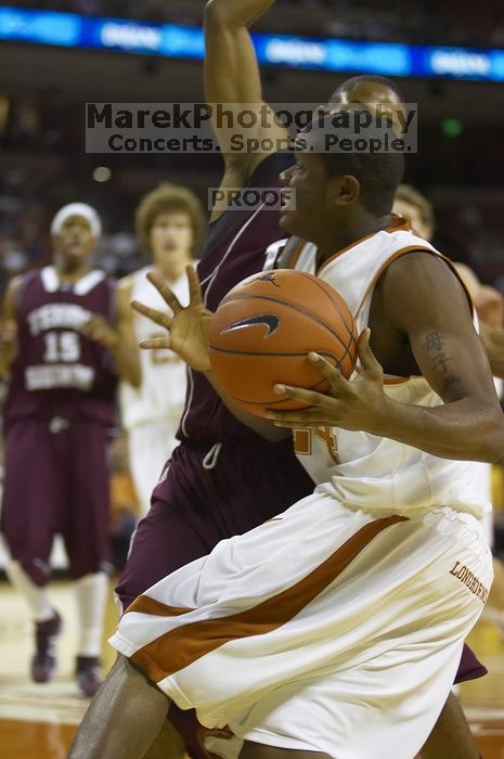 Guard Justin Mason, #24.  The longhorns defeated the Texas Southern University (TSU) Tigers 90-50 Saturday night.

Filename: SRM_20061128_1926565.jpg
Aperture: f/2.8
Shutter Speed: 1/640
Body: Canon EOS-1D Mark II
Lens: Canon EF 80-200mm f/2.8 L
