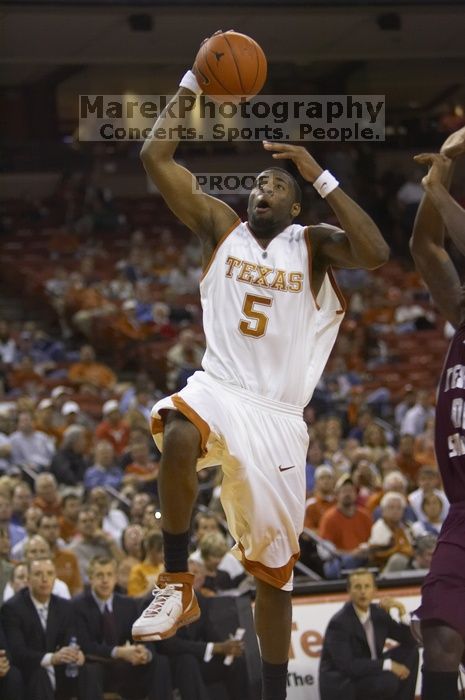 Forward Damion James, #5.  The longhorns defeated the Texas Southern University (TSU) Tigers 90-50 Tuesday night.

Filename: SRM_20061128_2009145.jpg
Aperture: f/2.8
Shutter Speed: 1/640
Body: Canon EOS-1D Mark II
Lens: Canon EF 80-200mm f/2.8 L