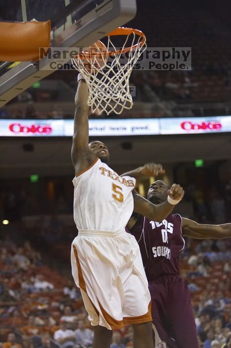 Forward Damion James, #5. The longhorns defeated the Texas Southern University (TSU) Tigers 90-50 Tuesday night.
Filename: SRM_20061128_2009187.jpg
Aperture: f/2.8
Shutter Speed: 1/640
Body: Canon EOS-1D Mark II
Lens: Canon EF 80-200mm f/2.8 L