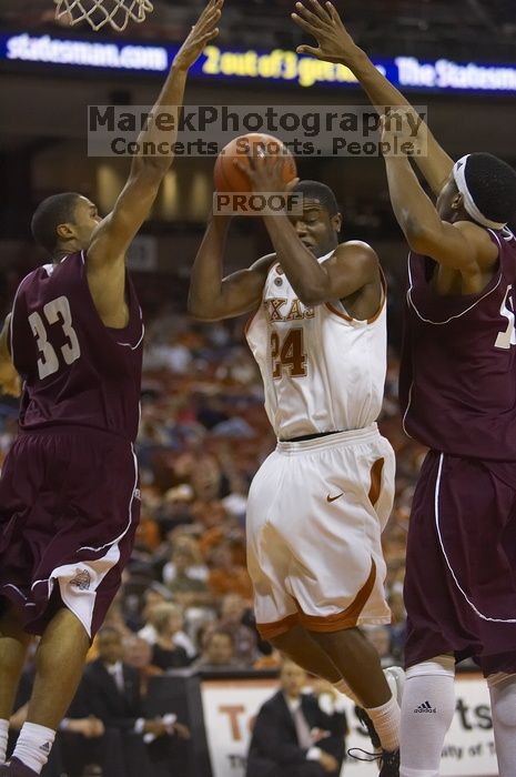 Guard Justin Mason, #24.  The longhorns defeated the Texas Southern University (TSU) Tigers 90-50 Saturday night.

Filename: SRM_20061128_2013188.jpg
Aperture: f/2.8
Shutter Speed: 1/640
Body: Canon EOS-1D Mark II
Lens: Canon EF 80-200mm f/2.8 L