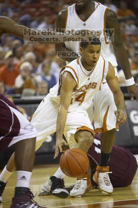 Guard D.J. Augustin, #14.  The longhorns defeated the Texas Southern University (TSU) Tigers 90-50 Tuesday night.

Filename: SRM_20061128_2013387.jpg
Aperture: f/2.8
Shutter Speed: 1/640
Body: Canon EOS-1D Mark II
Lens: Canon EF 80-200mm f/2.8 L