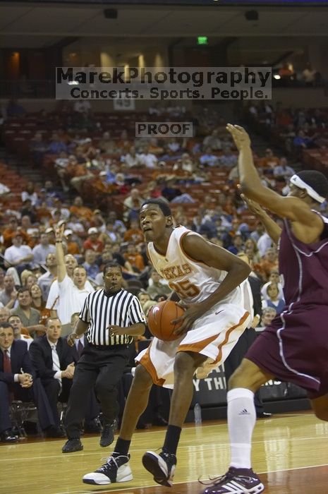 Guard/forward Kevin Durant, #35.  The longhorns defeated the Texas Southern University (TSU) Tigers 90-50 Tuesday night.

Filename: SRM_20061128_2013561.jpg
Aperture: f/2.8
Shutter Speed: 1/640
Body: Canon EOS-1D Mark II
Lens: Canon EF 80-200mm f/2.8 L