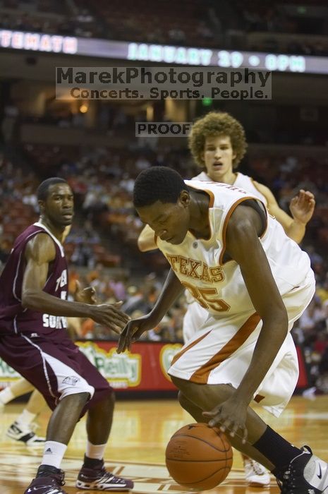 Guard/forward Kevin Durant, #35.  The longhorns defeated the Texas Southern University (TSU) Tigers 90-50 Tuesday night.

Filename: SRM_20061128_2021004.jpg
Aperture: f/2.8
Shutter Speed: 1/640
Body: Canon EOS-1D Mark II
Lens: Canon EF 80-200mm f/2.8 L