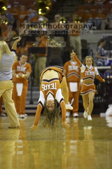 The longhorns defeated the Texas Southern University (TSU) Tigers 90-50 Tuesday night.
Filename: SRM_20061128_2024084.jpg
Aperture: f/2.8
Shutter Speed: 1/640
Body: Canon EOS-1D Mark II
Lens: Canon EF 80-200mm f/2.8 L