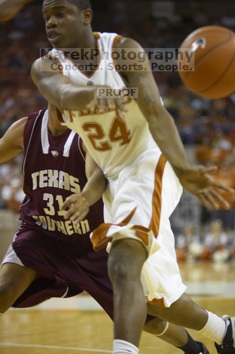 The longhorns defeated the Texas Southern University (TSU) Tigers 90-50 Tuesday night.
Filename: SRM_20061128_2028285.jpg
Aperture: f/2.8
Shutter Speed: 1/640
Body: Canon EOS-1D Mark II
Lens: Canon EF 80-200mm f/2.8 L