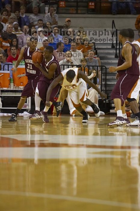 The longhorns defeated the Texas Southern University (TSU) Tigers 90-50 Tuesday night.

Filename: SRM_20061128_2030147.jpg
Aperture: f/2.8
Shutter Speed: 1/640
Body: Canon EOS-1D Mark II
Lens: Canon EF 80-200mm f/2.8 L