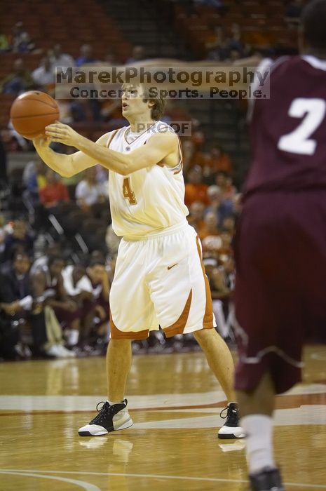 The longhorns defeated the Texas Southern University (TSU) Tigers 90-50 Tuesday night.
Filename: SRM_20061128_2034041.jpg
Aperture: f/2.8
Shutter Speed: 1/640
Body: Canon EOS-1D Mark II
Lens: Canon EF 80-200mm f/2.8 L