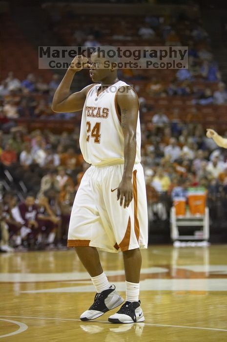 The longhorns defeated the Texas Southern University (TSU) Tigers 90-50 Tuesday night.
Filename: SRM_20061128_2036087.jpg
Aperture: f/2.8
Shutter Speed: 1/640
Body: Canon EOS-1D Mark II
Lens: Canon EF 80-200mm f/2.8 L
