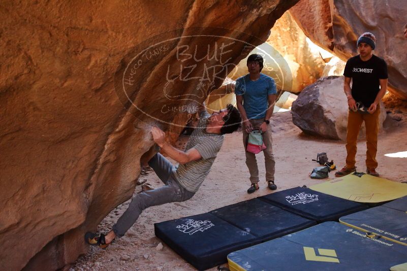 Bouldering in Hueco Tanks on 01/18/2020 with Blue Lizard Climbing and Yoga
Filename: SRM_20200118_1527360.jpg
Aperture: f/2.8
Shutter Speed: 1/250
Body: Canon EOS-1D Mark II
Lens: Canon EF 16-35mm f/2.8 L