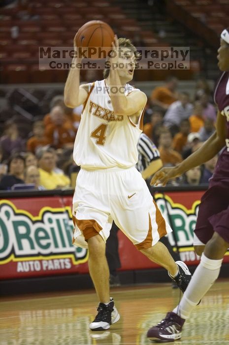 The longhorns defeated the Texas Southern University (TSU) Tigers 90-50 Tuesday night.
Filename: SRM_20061128_2044460.jpg
Aperture: f/2.8
Shutter Speed: 1/640
Body: Canon EOS-1D Mark II
Lens: Canon EF 80-200mm f/2.8 L