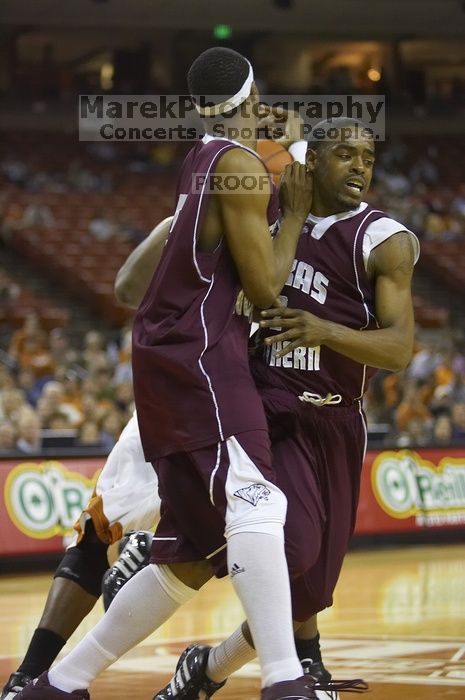 The longhorns defeated the Texas Southern University (TSU) Tigers 90-50 Tuesday night.
Filename: SRM_20061128_2044502.jpg
Aperture: f/2.8
Shutter Speed: 1/640
Body: Canon EOS-1D Mark II
Lens: Canon EF 80-200mm f/2.8 L