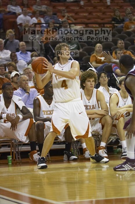 The longhorns defeated the Texas Southern University (TSU) Tigers 90-50 Tuesday night.
Filename: SRM_20061128_2045502.jpg
Aperture: f/2.8
Shutter Speed: 1/640
Body: Canon EOS-1D Mark II
Lens: Canon EF 80-200mm f/2.8 L