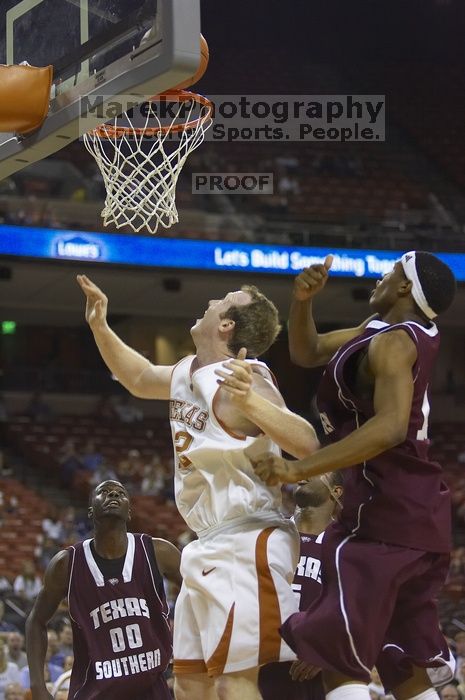 The longhorns defeated the Texas Southern University (TSU) Tigers 90-50 Tuesday night.

Filename: SRM_20061128_2046080.jpg
Aperture: f/2.8
Shutter Speed: 1/640
Body: Canon EOS-1D Mark II
Lens: Canon EF 80-200mm f/2.8 L