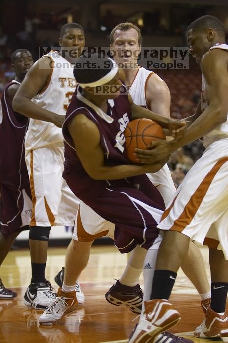 The longhorns defeated the Texas Southern University (TSU) Tigers 90-50 Tuesday night.

Filename: SRM_20061128_2046185.jpg
Aperture: f/2.8
Shutter Speed: 1/640
Body: Canon EOS-1D Mark II
Lens: Canon EF 80-200mm f/2.8 L