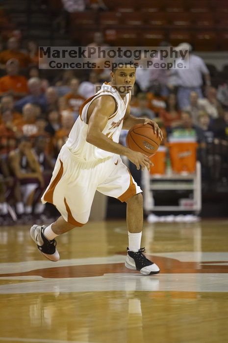 Guard D.J. Augustin, #14. The longhorns defeated the Texas Southern University (TSU) Tigers 90-50 Tuesday night.
Filename: SRM_20061128_2048408.jpg
Aperture: f/2.8
Shutter Speed: 1/640
Body: Canon EOS-1D Mark II
Lens: Canon EF 80-200mm f/2.8 L