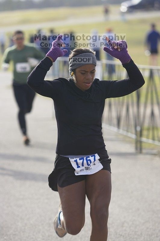Venus Dever, 1:40:07, dancing across the finish at Decker Challenge 20K 2006 road race.
Filename: SRM_20061203_0944120.jpg
Aperture: f/4.0
Shutter Speed: 1/500
Body: Canon EOS-1D Mark II
Lens: Canon EF 80-200mm f/2.8 L