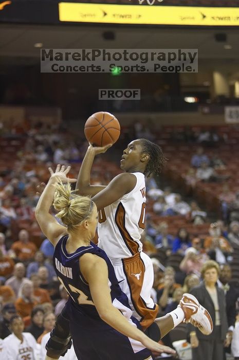 Earnesia Williams, #00.  The lady longhorns defeated the Oral Roberts University's (ORU) Golden Eagles 79-40 Saturday night.

Filename: SRM_20061125_1309264.jpg
Aperture: f/2.8
Shutter Speed: 1/400
Body: Canon EOS-1D Mark II
Lens: Canon EF 80-200mm f/2.8 L