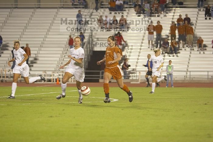 Caitlin Kennedy, #7.  The lady longhorns beat Texas A&M 1-0 in soccer Friday night.

Filename: SRM_20061027_1909185.jpg
Aperture: f/2.8
Shutter Speed: 1/500
Body: Canon EOS 20D
Lens: Canon EF 80-200mm f/2.8 L