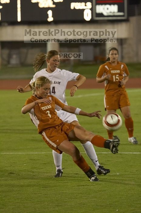 Carrie Schmit, #3. The lady longhorns beat Texas A&M 1-0 in soccer Friday night.
Filename: SRM_20061027_1917045.jpg
Aperture: f/4.0
Shutter Speed: 1/500
Body: Canon EOS 20D
Lens: Canon EF 80-200mm f/2.8 L