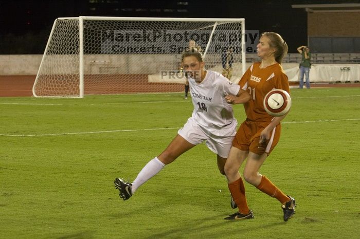 Emily Anderson, #21.  The lady longhorns beat Texas A&M 1-0 in soccer Friday night.

Filename: SRM_20061027_1939440.jpg
Aperture: f/4.0
Shutter Speed: 1/640
Body: Canon EOS 20D
Lens: Canon EF 80-200mm f/2.8 L