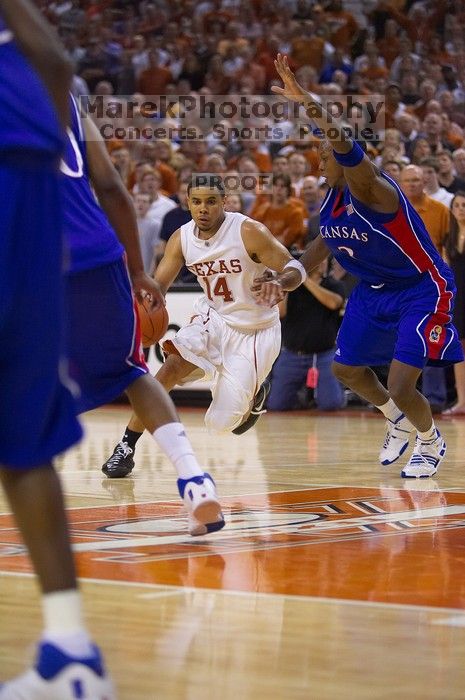 UT junior A.J. Abrams (#3, G) playing defense against a Kansas player. The University of Texas (UT) Longhorns defeated the University of Kansas Jayhawks 72-69 in Austin, Texas on Monday, February 11, 2008.
Filename: SRM_20080211_2158161.jpg
Aperture: f/2.8
Shutter Speed: 1/640
Body: Canon EOS-1D Mark II
Lens: Canon EF 80-200mm f/2.8 L