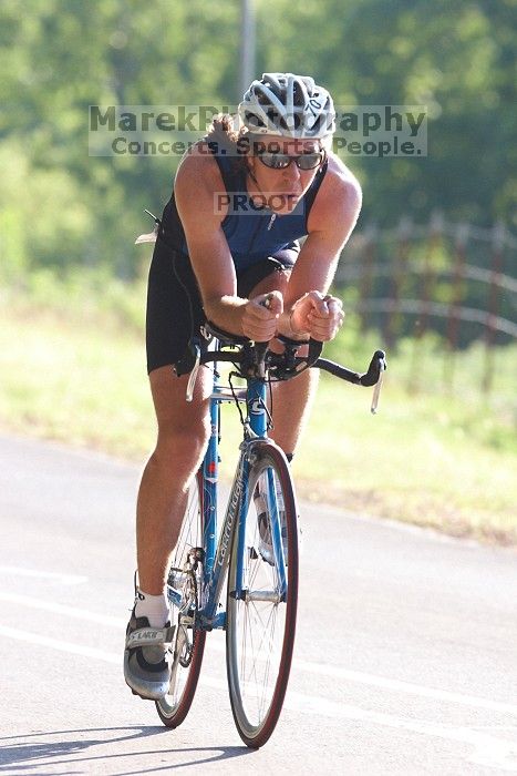 Justin Eggemeyer (bib #70) of Georgetown placed 4 in his age group (M 30-34) with an overall time of 01:33:23 at The Howdy Du duathlon in Berry Springs Park, Georgetown, Sunday July 6, 2008.

Filename: SRM_20080706_0806409.jpg
Aperture: f/5.6
Shutter Speed: 1/500
Body: Canon EOS 20D
Lens: Canon EF 300mm f/2.8 L IS
