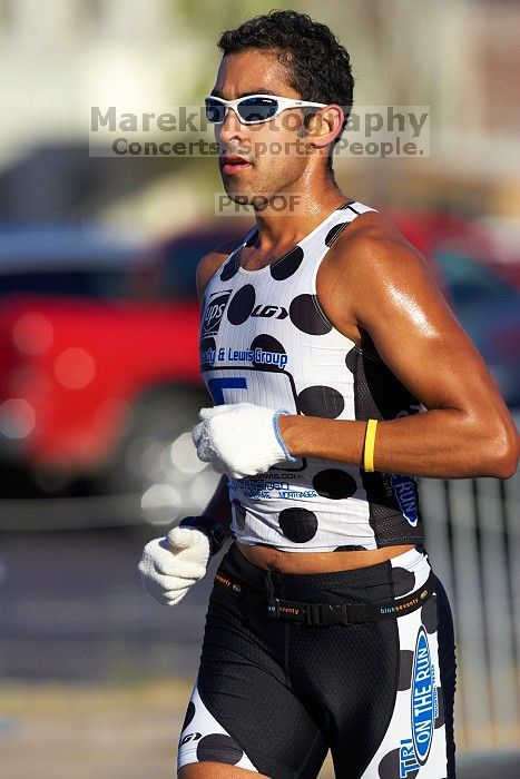 The first annual San Antonio Rock and Roll Marathon, Sunday, November 16, 2008.
Filename: SRM_20081116_08392203.jpg
Aperture: f/4.0
Shutter Speed: 1/2500
Body: Canon EOS-1D Mark II
Lens: Canon EF 300mm f/2.8 L IS