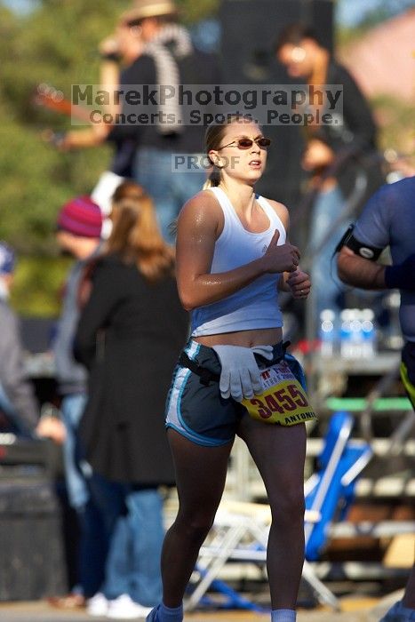 The first annual San Antonio Rock and Roll Marathon, Sunday, November 16, 2008.
Filename: SRM_20081116_09162664.jpg
Aperture: f/4.0
Shutter Speed: 1/1600
Body: Canon EOS-1D Mark II
Lens: Canon EF 300mm f/2.8 L IS