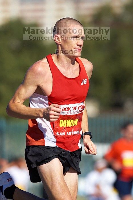 The first annual San Antonio Rock and Roll Marathon, Sunday, November 16, 2008.

Filename: SRM_20081116_09511297.jpg
Aperture: f/4.0
Shutter Speed: 1/3200
Body: Canon EOS-1D Mark II
Lens: Canon EF 300mm f/2.8 L IS