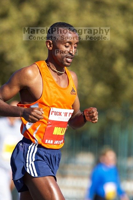 The first annual San Antonio Rock and Roll Marathon, Sunday, November 16, 2008.

Filename: SRM_20081116_09515011.jpg
Aperture: f/4.0
Shutter Speed: 1/1600
Body: Canon EOS-1D Mark II
Lens: Canon EF 300mm f/2.8 L IS