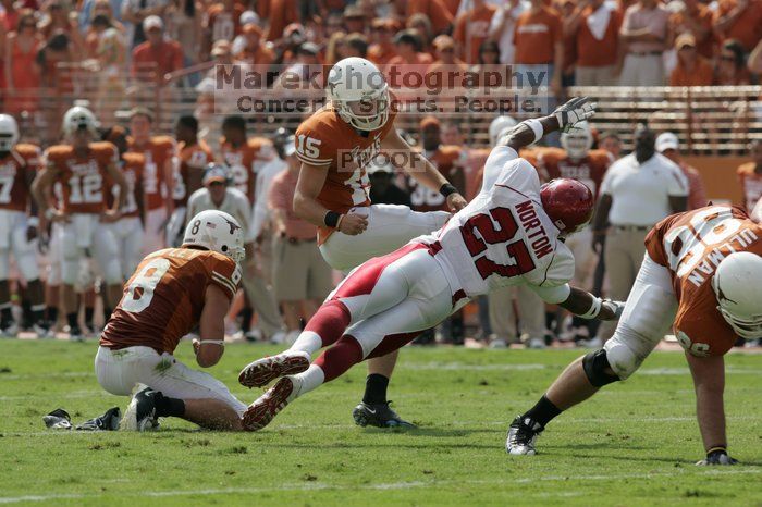 The University of Texas football team defeated the Arkansas Razorbacks with a score of 52-10 in Austin, TX on Saturday, September 27, 2008.
Filename: SRM_20080927_15173048.jpg
Aperture: f/6.3
Shutter Speed: 1/1250
Body: Canon EOS-1D Mark II
Lens: Canon EF 300mm f/2.8 L IS
