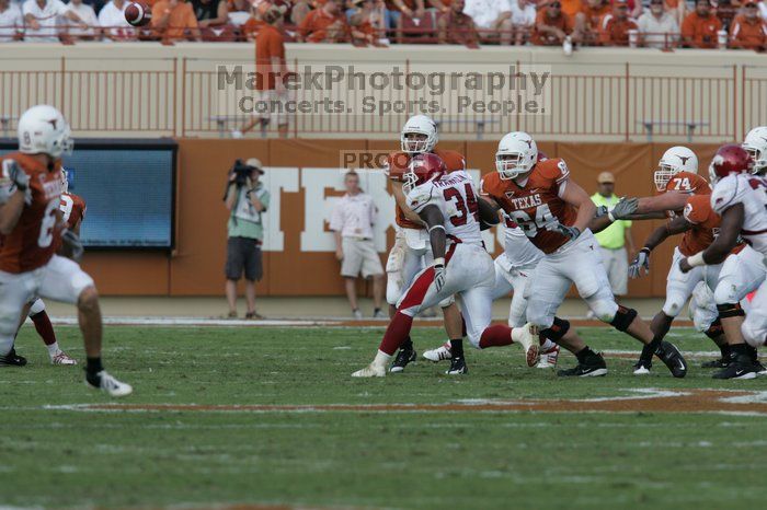 The University of Texas football team defeated the Arkansas Razorbacks with a score of 52-10 in Austin, TX on Saturday, September 27, 2008.

Filename: SRM_20080927_16422660.jpg
Aperture: f/5.6
Shutter Speed: 1/1250
Body: Canon EOS-1D Mark II
Lens: Canon EF 300mm f/2.8 L IS