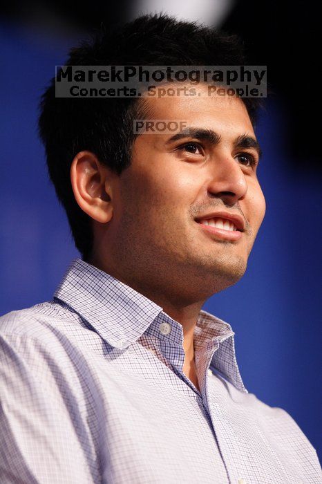 Former President Bill Clinton hands out commitment certificates to CGIU attendees for their exceptional pledges to the CGI cause during the opening plenary session of the CGIU meeting. Day one of the 2nd Annual Clinton Global Initiative University (CGIU) meeting was held at The University of Texas at Austin, Friday, February 13, 2009.
Filename: SRM_20090213_16415004.jpg
Aperture: f/2.8
Shutter Speed: 1/160
Body: Canon EOS 20D
Lens: Canon EF 300mm f/2.8 L IS