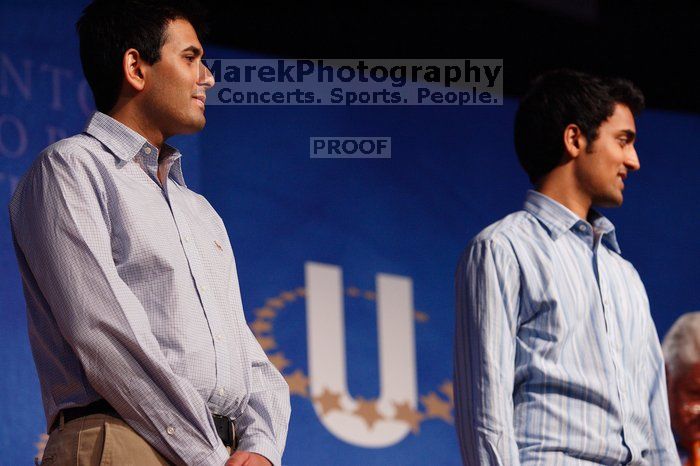 Former President Bill Clinton hands out commitment certificates to CGIU attendees for their exceptional pledges to the CGI cause during the opening plenary session of the CGIU meeting. Day one of the 2nd Annual Clinton Global Initiative University (CGIU) meeting was held at The University of Texas at Austin, Friday, February 13, 2009.
Filename: SRM_20090213_16424576.jpg
Aperture: f/4.0
Shutter Speed: 1/160
Body: Canon EOS-1D Mark II
Lens: Canon EF 80-200mm f/2.8 L