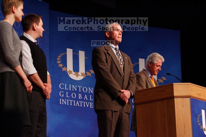 Former President Bill Clinton hands out commitment certificates to CGIU attendees for their exceptional pledges to the CGI cause during the opening plenary session of the CGIU meeting. Day one of the 2nd Annual Clinton Global Initiative University (CGIU) meeting was held at The University of Texas at Austin, Friday, February 13, 2009.
Filename: SRM_20090213_16491466.jpg
Aperture: f/4.0
Shutter Speed: 1/160
Body: Canon EOS-1D Mark II
Lens: Canon EF 80-200mm f/2.8 L