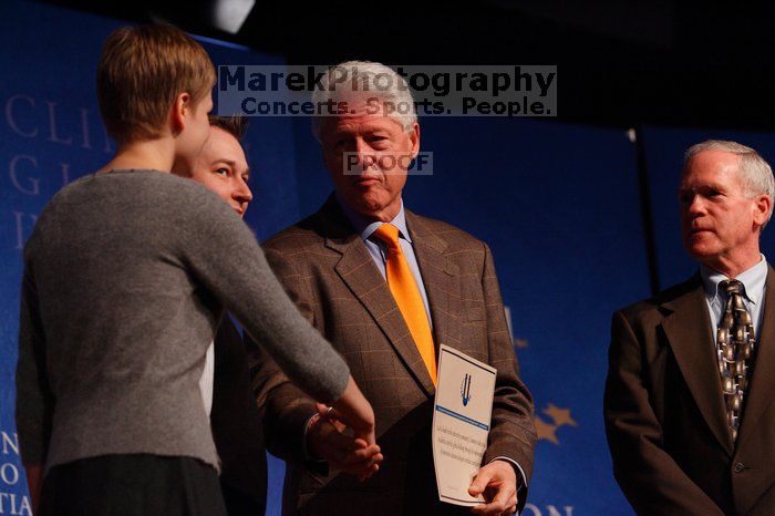 Former President Bill Clinton hands out commitment certificates to CGIU attendees for their exceptional pledges to the CGI cause during the opening plenary session of the CGIU meeting. Day one of the 2nd Annual Clinton Global Initiative University (CGIU) meeting was held at The University of Texas at Austin, Friday, February 13, 2009.
Filename: SRM_20090213_16504978.jpg
Aperture: f/4.0
Shutter Speed: 1/200
Body: Canon EOS-1D Mark II
Lens: Canon EF 80-200mm f/2.8 L