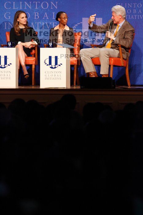Natalie Portman (L), Mambidzeni Madzivire (C), BME graduate student at Mayo Graduate School, and Former President Bill Clinton (R) at the first plenary session of the CGIU meeting.  Day one of the 2nd Annual Clinton Global Initiative University (CGIU) meeting was held at The University of Texas at Austin, Friday, February 13, 2009.
Filename: SRM_20090213_17273735.jpg
Aperture: f/4.0
Shutter Speed: 1/160
Body: Canon EOS-1D Mark II
Lens: Canon EF 300mm f/2.8 L IS