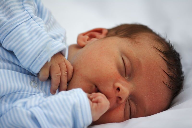 Baby Maddox Helbing, 3 weeks old, at Lake Oconee on Friday, November 27, 2009.
Filename: SRM_20091127_16225234.JPG
Aperture: f/2.8
Shutter Speed: 1/320
Body: Canon EOS 20D
Lens: Canon EF 80-200mm f/2.8 L