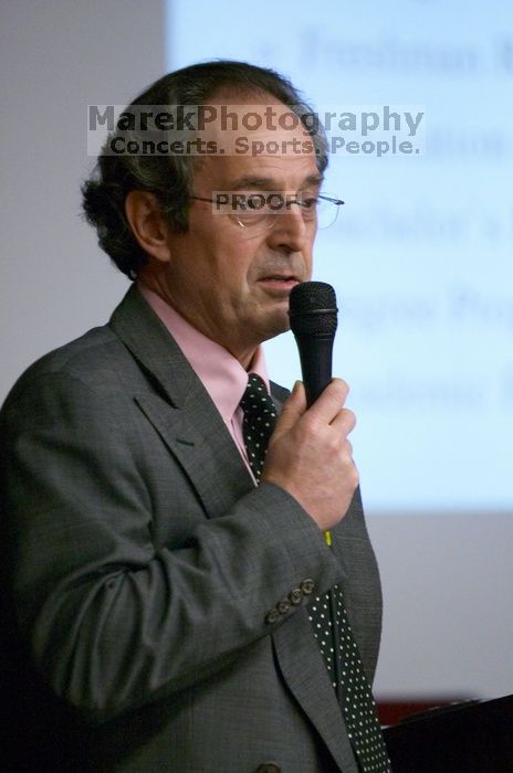 the Provost spoke at UHR this week.

Filename: CRW_8315.jpg
Aperture: f/2.8
Shutter Speed: 1/125
Body: Canon EOS DIGITAL REBEL
Lens: Canon EF 80-200mm f/2.8 L