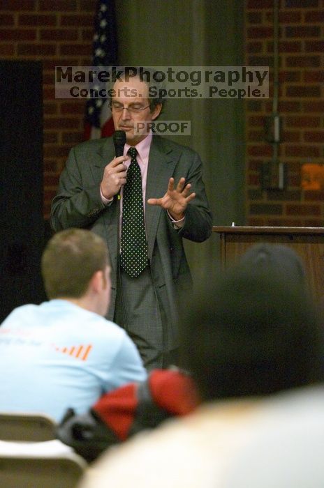 the Provost spoke at UHR this week.

Filename: CRW_8328.jpg
Aperture: f/2.8
Shutter Speed: 1/200
Body: Canon EOS DIGITAL REBEL
Lens: Canon EF 80-200mm f/2.8 L