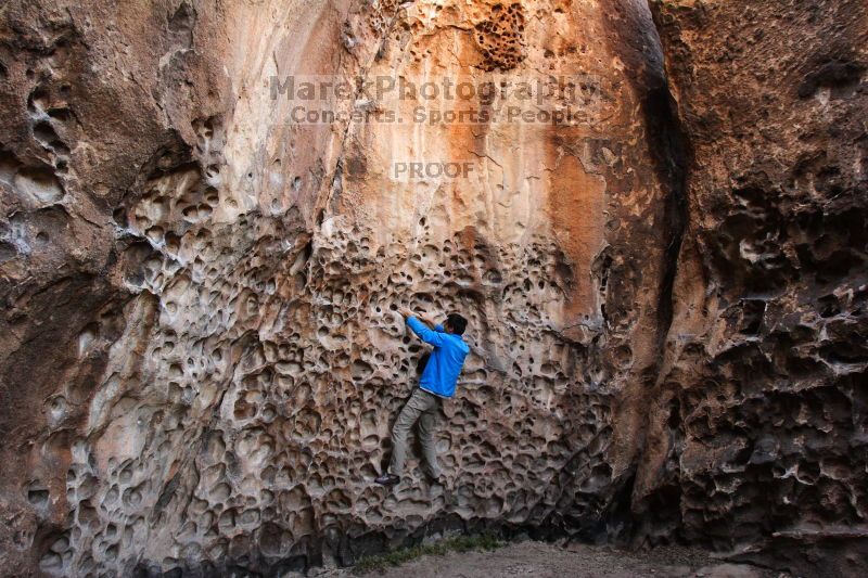Bouldering in Hueco Tanks on 03/19/2016 with Blue Lizard Climbing and Yoga
Filename: SRM_20160319_1556140.jpg
Aperture: f/4.0
Shutter Speed: 1/80
Body: Canon EOS 20D
Lens: Canon EF 16-35mm f/2.8 L