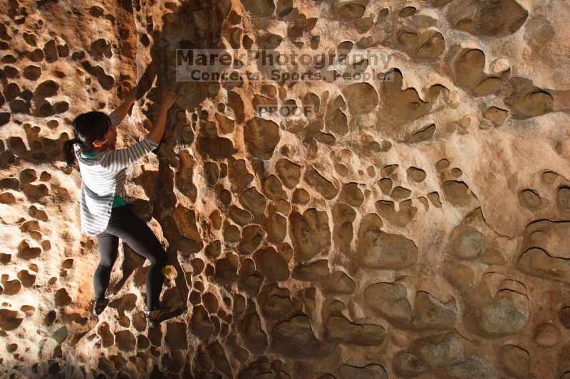 Bouldering in Hueco Tanks on 03/19/2016 with Blue Lizard Climbing and Yoga
Filename: SRM_20160319_1610380.jpg
Aperture: f/5.6
Shutter Speed: 1/250
Body: Canon EOS 20D
Lens: Canon EF 16-35mm f/2.8 L