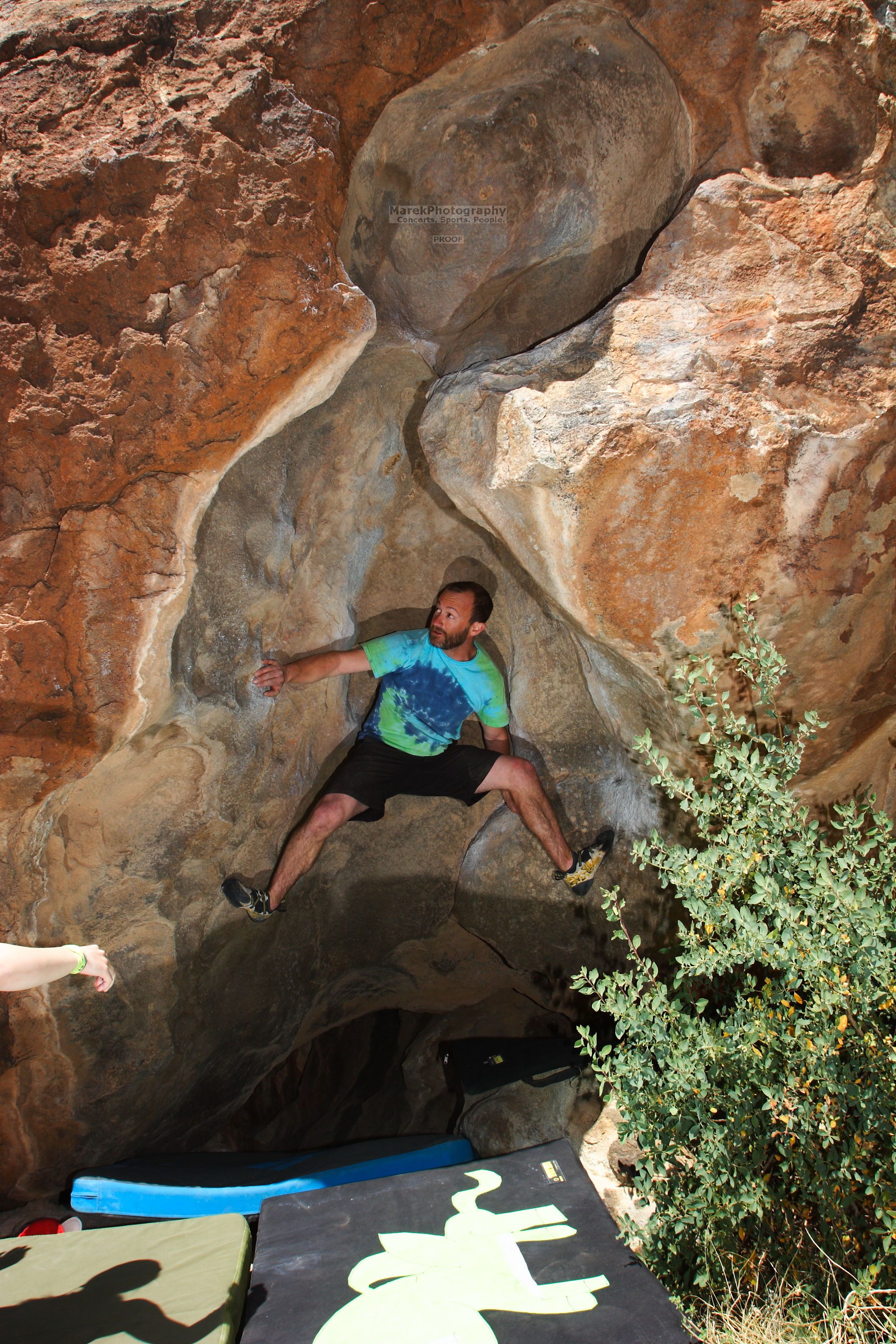 Bouldering in Hueco Tanks on 03/26/2016 with Blue Lizard Climbing and Yoga
Filename: SRM_20160326_1017350.jpg
Aperture: f/8.0
Shutter Speed: 1/250
Body: Canon EOS 20D
Lens: Canon EF 16-35mm f/2.8 L